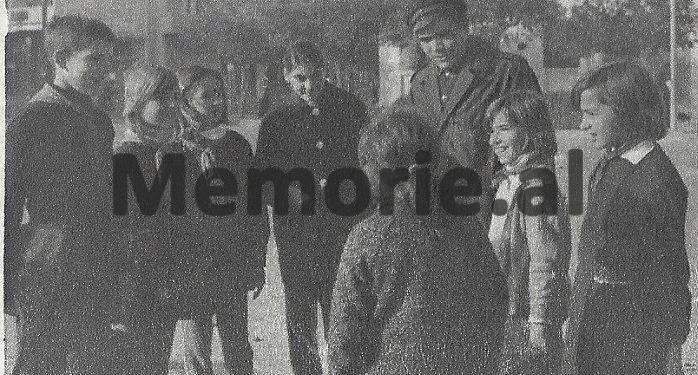 Revista zvicerane: Shqipëria “Kina e vogël e kuqe Europës”, me 25 mijë policë, fëmijët informatorë të Sigurimit, priftërinj fshesaxhinj?!