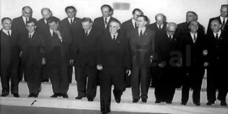 Byroja Politike. 1971