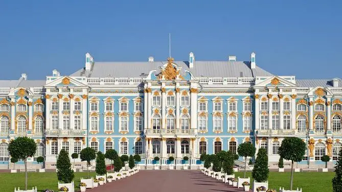 Shën Petersburgu, mrekullia arkitekturore që u krijua mbi kënetë