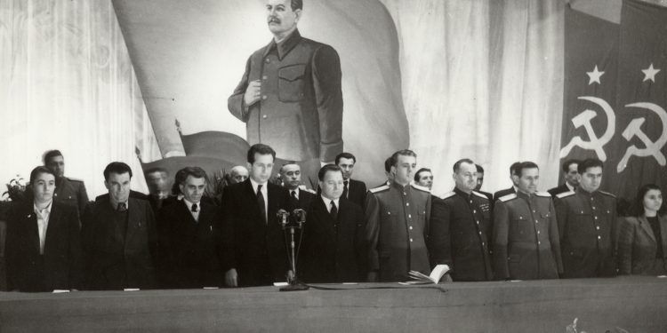 Memorie.al Enver Hoxha