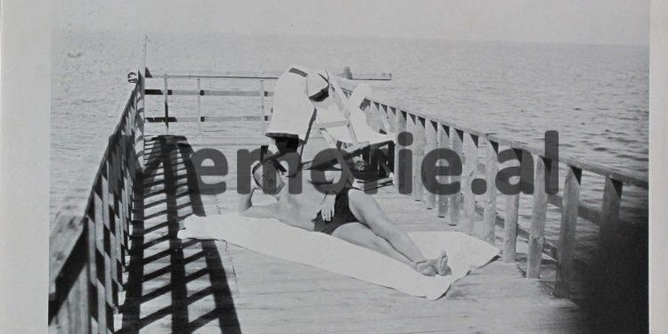 Fotot e panjohura të Mbretit Zog në plazhin e Durrësit, duke vozitur, me gjeneral Xhilardin, duke kalëruar në det, etj…