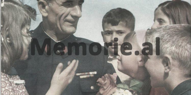 Revista zvicerane: Shqipëria “Kina e vogël e kuqe Europës”, me 25 mijë policë, fëmijët informatorë të Sigurimit, priftërinj fshesaxhinj?!