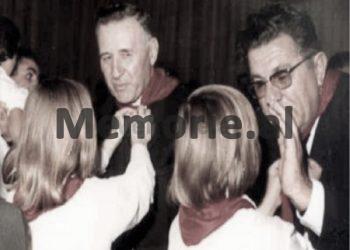 Mehmet Shehu dhe Beqir Balluku duke u takuar me pionieret