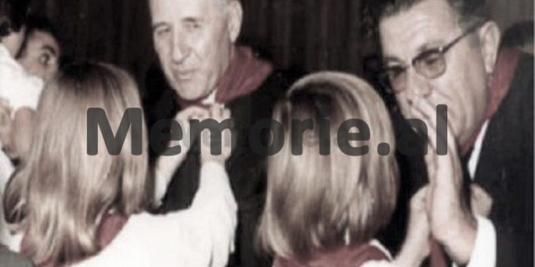 Mehmet Shehu dhe Beqir Balluku duke u takuar me pionieret