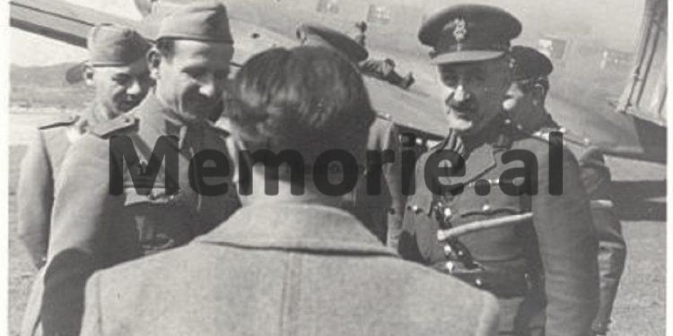 Dokumenti: Enver Hoxha me Shtabin e tij ndodhet n’atë qëndër ku ruhet nga n/oficera e ushtarë englezë të pajisun me radjo transmetuese. Për ruajtjen e këtij Shtabi janë caktuar element kurveleshas….