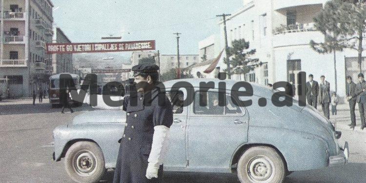 Revista zvicerane: Shqipëria “Kina e vogël e kuqe Europës”, me 25 mijë policë, fëmijët informatorë të Sigurimit, priftërinj fshesaxhinj?!