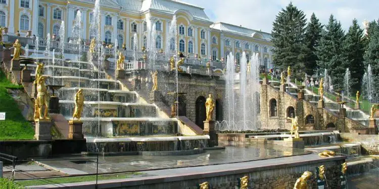 Shën Petersburgu, mrekullia arkitekturore që u krijua mbi kënetë