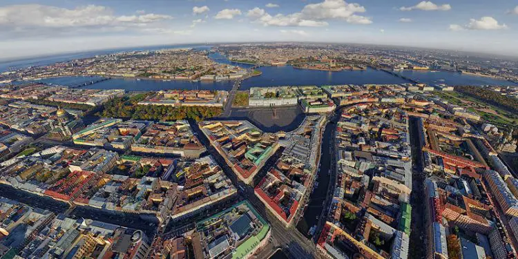 Shën Petersburgu, mrekullia arkitekturore që u krijua mbi kënetë