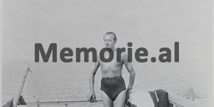 Fotot e panjohura të Mbretit Zog në plazhin e Durrësit, duke vozitur, me gjeneral Xhilardin, duke kalëruar në det, etj…