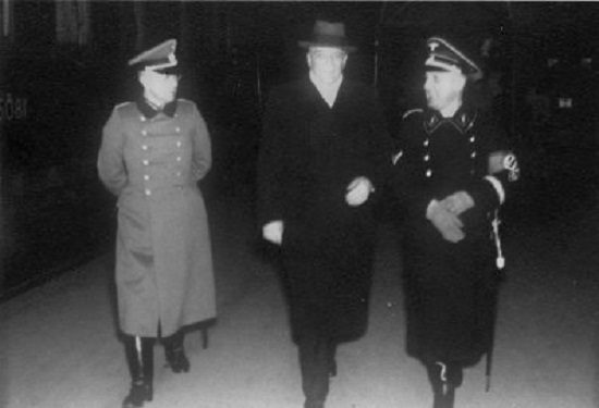 Ish-oficeri i Sigurimit, pohon akuzat e CIA-s se shefi i Gestapos së Hitlerit, Heinrich Mueller, u strehua në Tiranë dhe “Zëri i Popullit” e përgënjeshtroi pas protestave para ambasadës sonë në Vjenë…