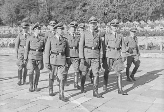 Ish-oficeri i Sigurimit, pohon akuzat e CIA-s se shefi i Gestapos së Hitlerit, Heinrich Mueller, u strehua në Tiranë dhe “Zëri i Popullit” e përgënjeshtroi pas protestave para ambasadës sonë në Vjenë…