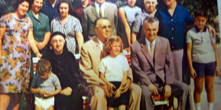 Memorie.al Enver Hoxha me familje Gugo Nushi