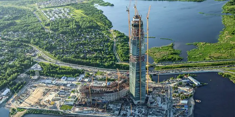 Shën Petersburgu, mrekullia arkitekturore që u krijua mbi kënetë