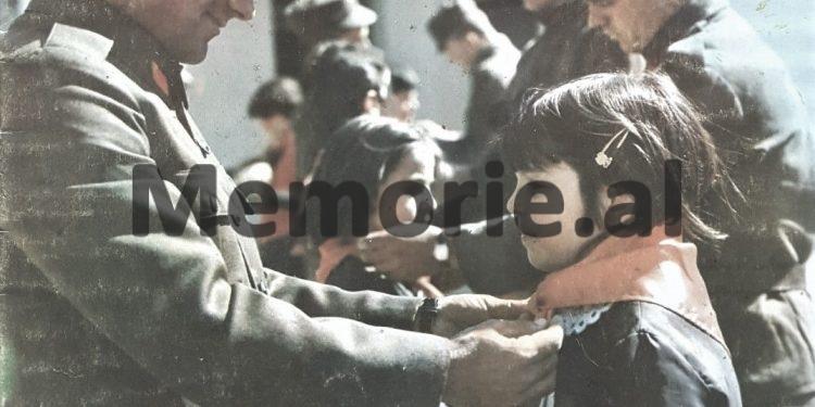 Revista zvicerane: Shqipëria “Kina e vogël e kuqe  Europës”, me 25 mijë policë, fëmijët informatorë të Sigurimit, priftërinj fshesaxhinj?!