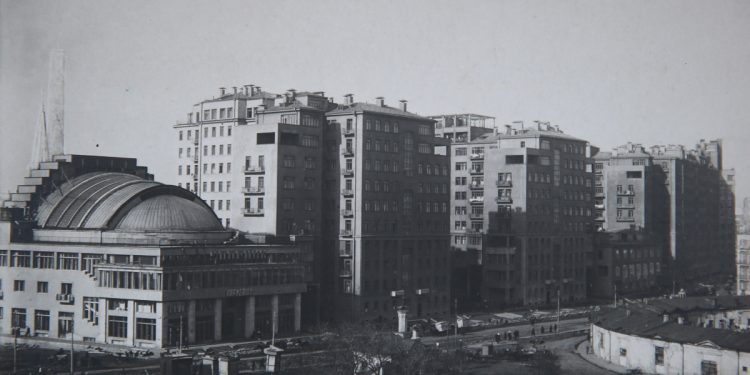 Historia e shtëpisë në argjinaturë, reportazhi i gazetarit amerikan Joshua Yaffa, në “The New Yorker” në Moskë