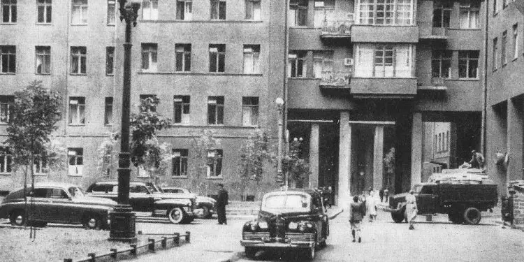 Historia e shtëpisë në argjinaturë, reportazhi i gazetarit amerikan Joshua Yaffa, në “The New Yorker” në Moskë