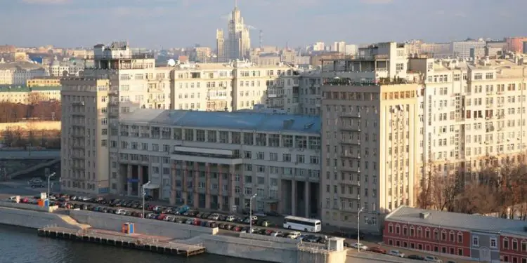 Historia e shtëpisë në argjinaturë, reportazhi i gazetarit amerikan Joshua Yaffa, në “The New Yorker” në Moskë