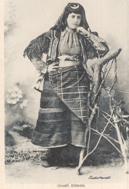 A nation in poverty, in Rinas one plane a week, at the hotel “Dajti” only brandy, Albanians dressed in the same way and with Mao’s red booklet on comedy / The unknown report of “Svenska Dagbladet” in ’68