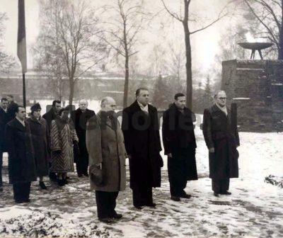 Senatori amerikan, Kersten: Enveri ka internuar burra, gra, fëmijë e pleq në kampe përqendrimi dhe po e zhdukë fare racën shqiptare…