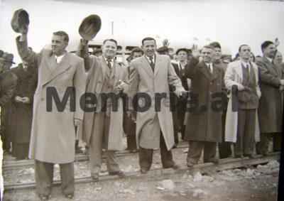 Senatori amerikan, Kersten: Enveri ka internuar burra, gra, fëmijë e pleq në kampe përqendrimi dhe po e zhdukë fare racën shqiptare…