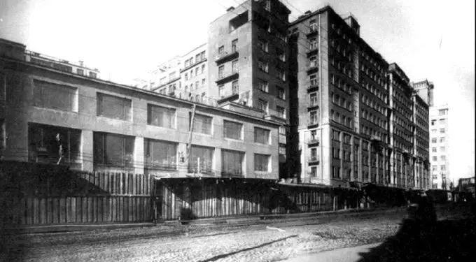 Historia e shtëpisë në argjinaturë, reportazhi i gazetarit amerikan Joshua Yaffa, në “The New Yorker” në Moskë