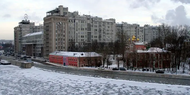 Historia e shtëpisë në argjinaturë, reportazhi i gazetarit amerikan Joshua Yaffa, në “The New Yorker” në Moskë