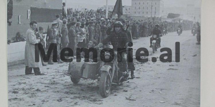 Dokumentet historike / Si u festua 28 nëntori i vitit 1944, si dita e çlirimit të Shqipërisë…(fotot e papublikuara)