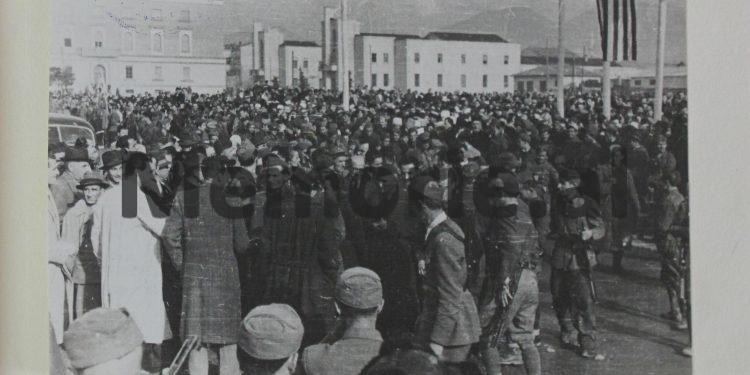 Dokumentet historike / Si u festua 28 nëntori i vitit 1944, si dita e çlirimit të Shqipërisë…(fotot e papublikuara)