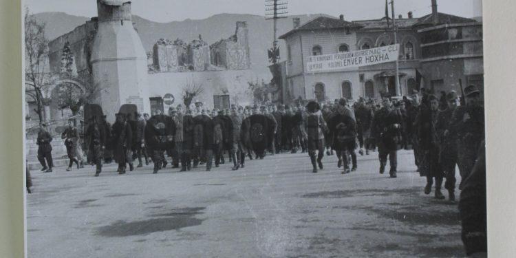 Dokumentet historike / Si u festua 28 nëntori i vitit 1944, si dita e çlirimit të Shqipërisë…(fotot e papublikuara)