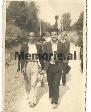 Revista franceze: Enver Hoxha, një djalosh i bukur, bridhte pas femrave dhe dashuriçkat e tij, ishin një faktor…