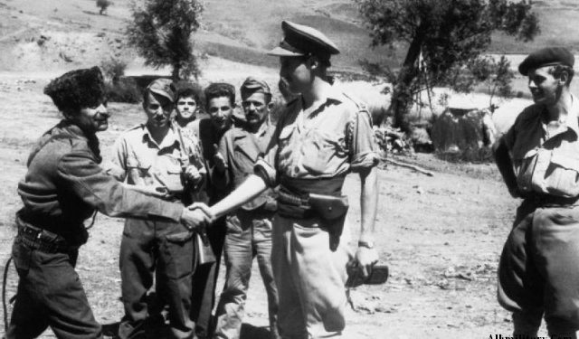 Memorie.al Xhelal Staravecka dhe Billy McLean djathtas Peter Kemp Shtylle Gusht 1944