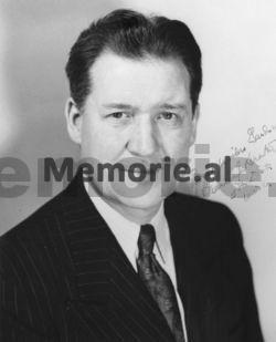 Senatori amerikan, Kersten: Enveri ka internuar burra, gra, fëmijë e pleq në kampe përqendrimi dhe po e zhdukë fare racën shqiptare…