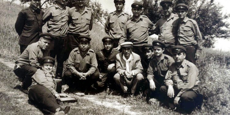 Memorie.al Kadri Hasbiu me ushtarakë 1981 kiço mustaqi dhe veli llakaj majtas posht