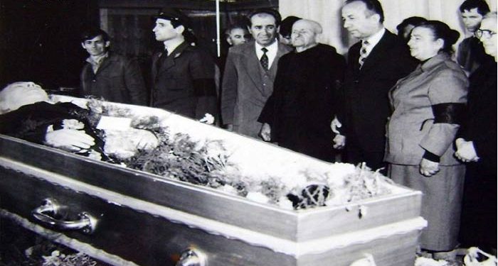 Memorie.al Enveri i vdekur 1985