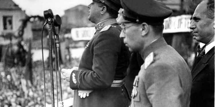 Memorie.al viti 1947, Enver Hoxha dhe Nesti Kerenxhi