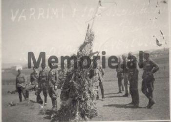 Foto e rrallë / Ceremonia dhe kurora me shkurre te vendvarrimi i 105 të ekzekutuarave në Kampin e Prishtinës nga …