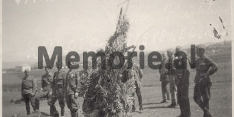 Foto e rrallë / Ceremonia dhe kurora me shkurre te vendvarrimi i 105 të ekzekutuarave në Kampin e Prishtinës nga …