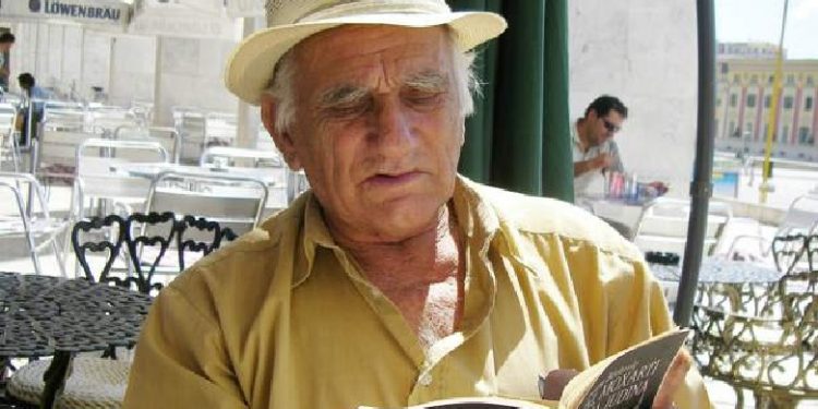 Nga poezia që i “dhuroi” 24 vjet burg, te gruaja që e braktisi dhe “çmimet” me të dënuarit… / Historia e panjohur e Pano Taçit