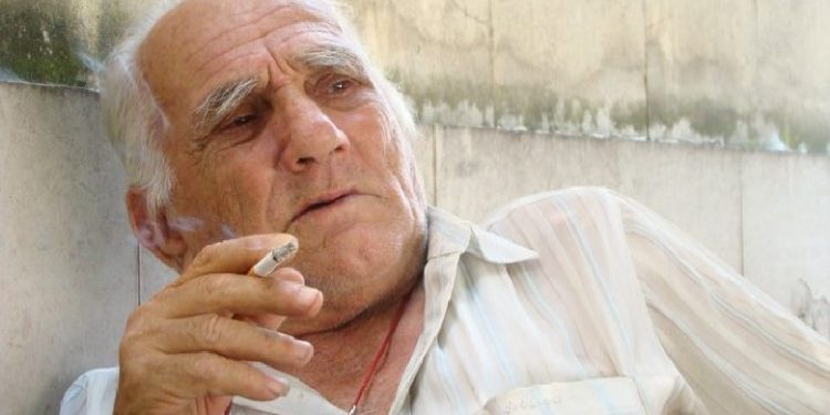 Nga poezia që i “dhuroi” 24 vjet burg, te gruaja që e braktisi dhe “çmimet” me të dënuarit… / Historia e panjohur e Pano Taçit