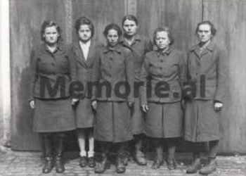 Foto e rrallë / Ceremonia dhe kurora me shkurre te vendvarrimi i 105 të ekzekutuarave në Kampin e Prishtinës nga …