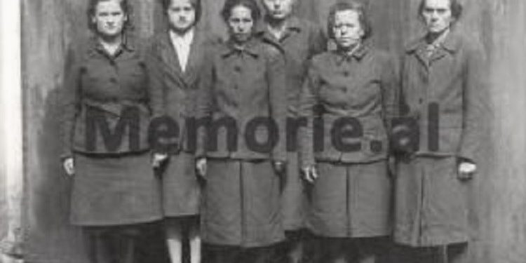 Foto e rrallë / Ceremonia dhe kurora me shkurre te vendvarrimi i 105 të ekzekutuarave në Kampin e Prishtinës nga …