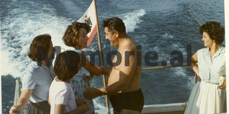 Enveri në Byro: Kur u sëmura unë, pati shokë që u alarmuan e thanë: “Ç’do të bëhemi ne, sikur të pësojë gjë shoku Enver!”.