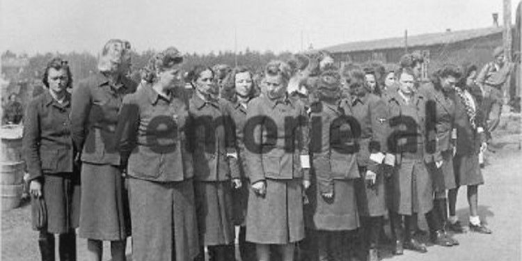 Foto e rrallë / Ceremonia dhe kurora me shkurre te vendvarrimi i 105 të ekzekutuarave në Kampin e Prishtinës nga …