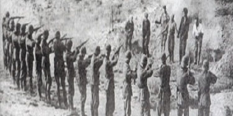 Foto e rrallë / Ceremonia dhe kurora me shkurre te vendvarrimi i 105 të ekzekutuarave në Kampin e Prishtinës nga …