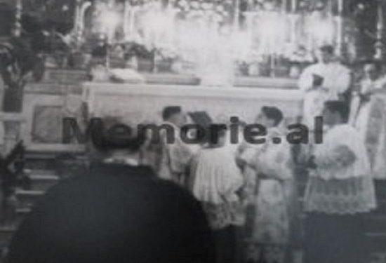 Koha e komunizmit, kur Dom Ernest Troshani jepte meshë për Krishtlindjet / Fotot e panjohura