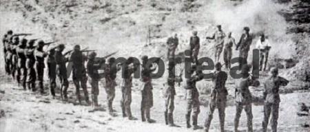 Foto e rrallë / Ceremonia dhe kurora me shkurre te vendvarrimi i 105 të ekzekutuarave në Kampin e Prishtinës nga …