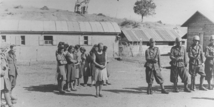 Foto e rrallë / Ceremonia dhe kurora me shkurre te vendvarrimi i 105 të ekzekutuarave në Kampin e Prishtinës nga …