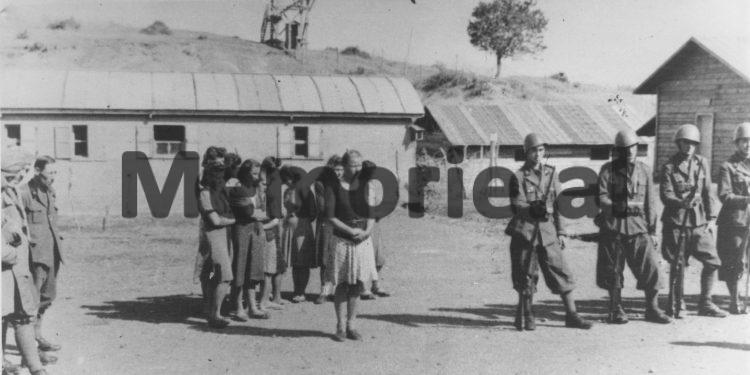 Foto e rrallë / Ceremonia dhe kurora me shkurre te vendvarrimi i 105 të ekzekutuarave në Kampin e Prishtinës nga …