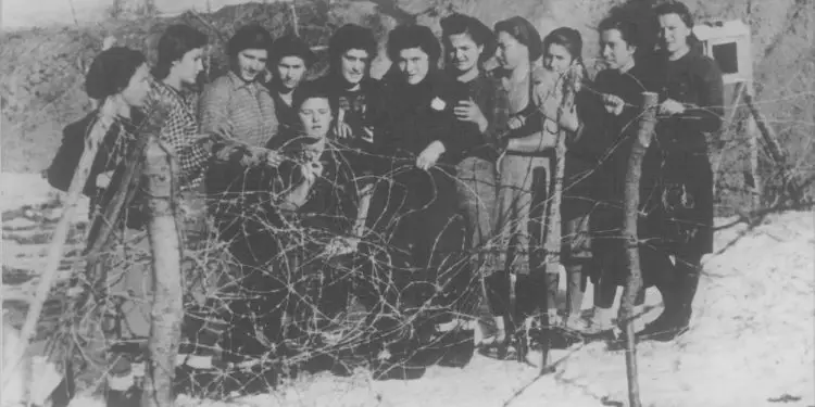Foto e rrallë / Ceremonia dhe kurora me shkurre te vendvarrimi i 105 të ekzekutuarave në Kampin e Prishtinës nga …