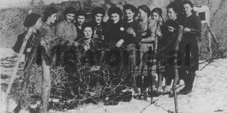 Foto e rrallë / Ceremonia dhe kurora me shkurre te vendvarrimi i 105 të ekzekutuarave në Kampin e Prishtinës nga …